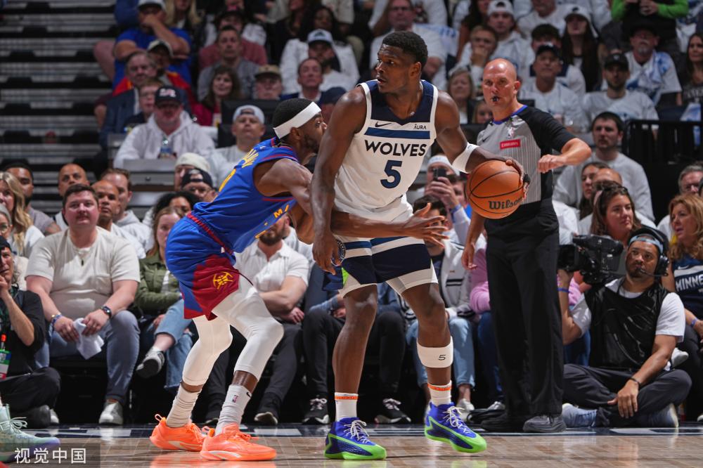 一名青少年 一名青少年